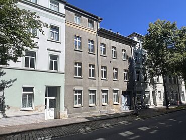 Foto 1 von 1 — Mehrfamilienhaus, umgeben von attraktiven, überwiegend sanierten Gründerzeitbauten