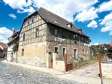 Foto 1 von 3 — Denkmalgeschütztes MFH mit Nebengebäude in Artern