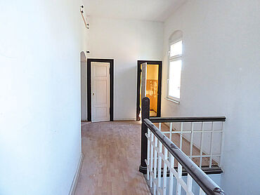 Foto 4 von 5 — Denkmalgeschützter, leerstehender Bahnhof im Zentrum von Genthin