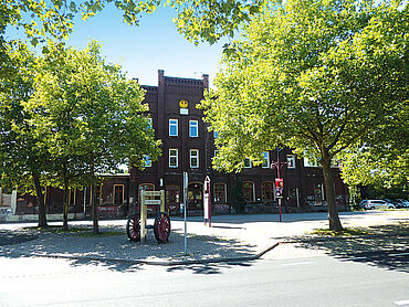 Foto 2 von 5 — Denkmalgeschützter, leerstehender Bahnhof im Zentrum von Genthin