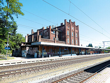 Foto 1 von 5 — Denkmalgeschützter, leerstehender Bahnhof im Zentrum von Genthin