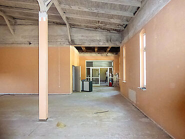 Foto 3 von 5 — Denkmalgeschützter, leerstehender Bahnhof im Zentrum von Genthin