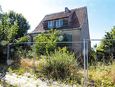 Foto 1 von 3 — Leerstehendes Einfamilienhaus mit diversen Nebengebäuden in Genthin