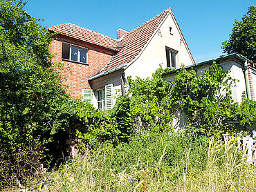 Foto 2 von 3 — Leerstehendes Einfamilienhaus mit diversen Nebengebäuden in Genthin