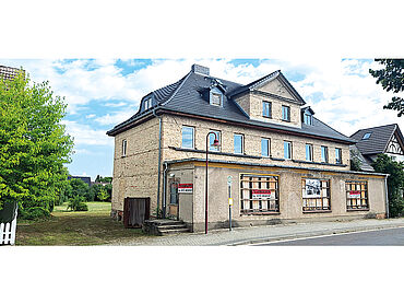 Foto 1 von 4 — Teilsaniertes Mehrfamilienhaus auf großem Grundstück
