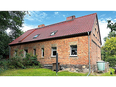 Foto 2 von 4 — Vermietetes, teilunterkellertes Zweifamilienhaus in Massivbauweise mit Ackerland
