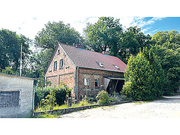 Foto 1 von 4 — Vermietetes, teilunterkellertes Zweifamilienhaus in Massivbauweise mit Ackerland