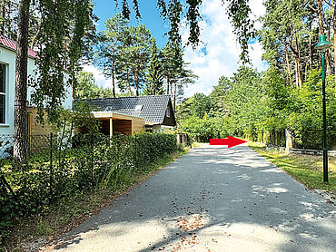 Foto 1 von 3 — Unbebautes Grundstück, umgeben von Wohnbebauung und Erholungsgrundstücken