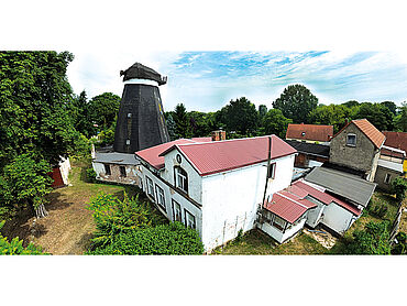 Foto 1 von 6 — Wohnhaus mit denkmalgeschützter Holländerwindmühle