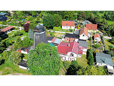 Foto 3 von 6 — Wohnhaus mit denkmalgeschützter Holländerwindmühle
