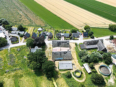 Foto 2 von 6 — Wohnhaus mit zwei Scheunen und mehreren Ställen