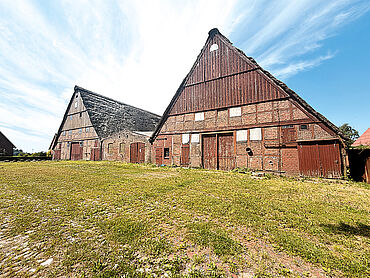 Foto 1 von 6 — Wohnhaus mit zwei Scheunen und mehreren Ställen