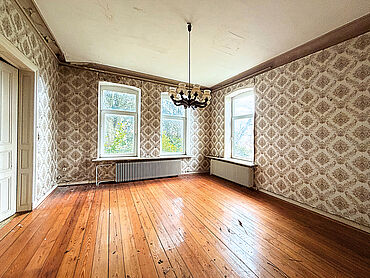 Foto 4 von 6 — Wohnhaus mit zwei Scheunen und mehreren Ställen