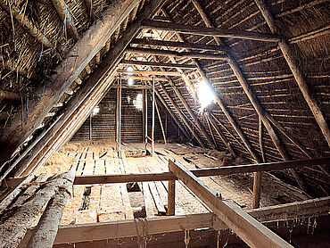 Foto 5 von 6 — Wohnhaus mit zwei Scheunen und mehreren Ställen