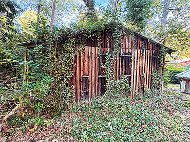 Foto 3 von 10 — Baugrundstück derzeit mit Backstein-Villa bebaut