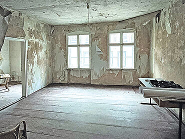 Foto 2 von 3 — Leerstehendes Mehrfamilienhaus
