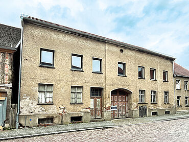 Foto 1 von 3 — Leerstehendes Mehrfamilienhaus