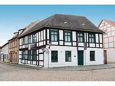 Foto 1 von 6 — Denkmalgeschütztes leerstehendes Mehrfamilienhaus