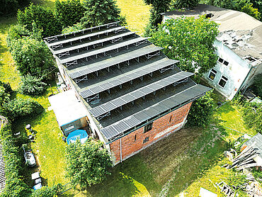 Foto 1 von 3 — 1,4 ha großes Grundstück mit mehreren Gebäuden und Photovoltaikanlage