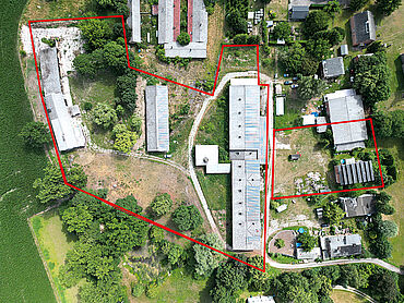 Foto 3 von 3 — 1,4 ha großes Grundstück mit mehreren Gebäuden und Photovoltaikanlage