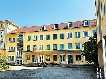 Foto 1 von 11 — Bürogeschäftshaus (ehem. Postgebäude)
