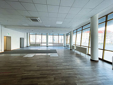 Foto 2 von 11 — Bürogeschäftshaus (ehem. Postgebäude)