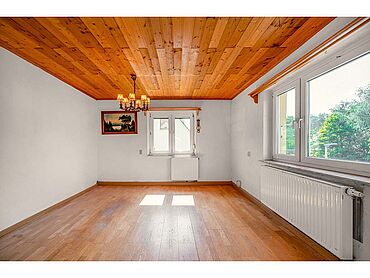 Foto 5 von 7 — Mehrfamilienhaus auf großzügigem Grundstück mit Carport und Garage