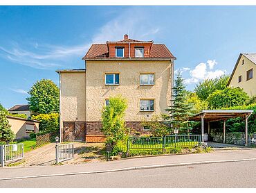 Foto 2 von 7 — Mehrfamilienhaus auf großzügigem Grundstück mit Carport und Garage