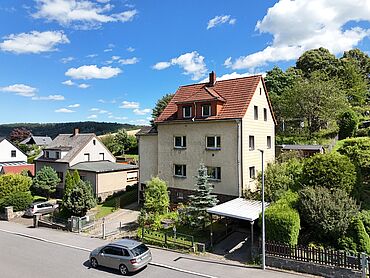 Foto 1 von 7 — Mehrfamilienhaus auf großzügigem Grundstück mit Carport und Garage