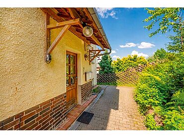 Foto 4 von 7 — Mehrfamilienhaus auf großzügigem Grundstück mit Carport und Garage