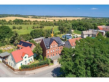 Foto 1 von 10 — Teilweise vermietetes Mehrfamilienhaus mit Garagenkomplex und großem Garten