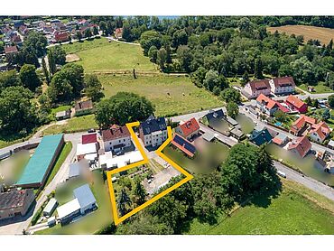 Foto 3 von 10 — Teilweise vermietetes Mehrfamilienhaus mit Garagenkomplex und großem Garten