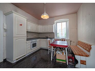 Foto 9 von 10 — Teilweise vermietetes Mehrfamilienhaus mit Garagenkomplex und großem Garten