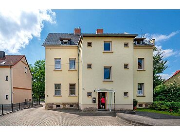 Foto 4 von 10 — Teilweise vermietetes Mehrfamilienhaus mit Garagenkomplex und großem Garten
