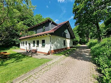 Foto 2 von 8 — Mehrfamilienhaus im Grünen nahe Waldbad