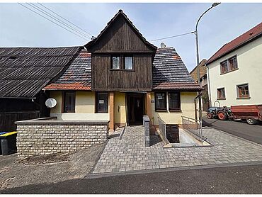 Foto 1 von 3 — denkmalgeschütztes Einfamilienhaus und nahegelegene Grünfläche