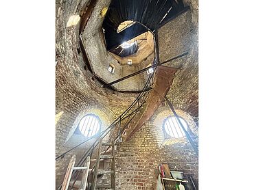 Foto 2 von 3 — Baugrundstück in exponierter Hanglage mit historischem Aussichtsturm