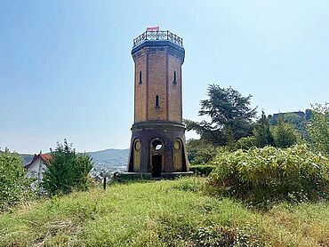 Foto 1 von 3 — Baugrundstück in exponierter Hanglage mit historischem Aussichtsturm