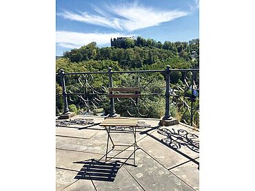 Foto 3 von 3 — Baugrundstück in exponierter Hanglage mit historischem Aussichtsturm