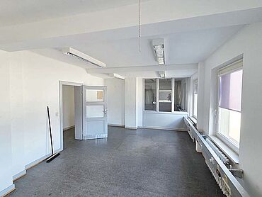 Foto 4 von 4 — Freistehendes ehem. Dienstgebäude mit 2 Garagengebäuden