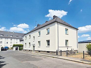 Foto 1 von 4 — Freistehendes ehem. Dienstgebäude mit 2 Garagengebäuden
