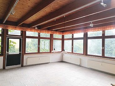 Foto 2 von 3 — Wohn- und Gewerbeobjekt in ländlich geprägter Umgebung