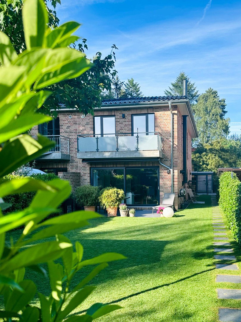 Foto 1 von 12 — Energieeffizienz A+: Exklusive DHH in schöner Lage von Duvenstedt – Provisionsfrei