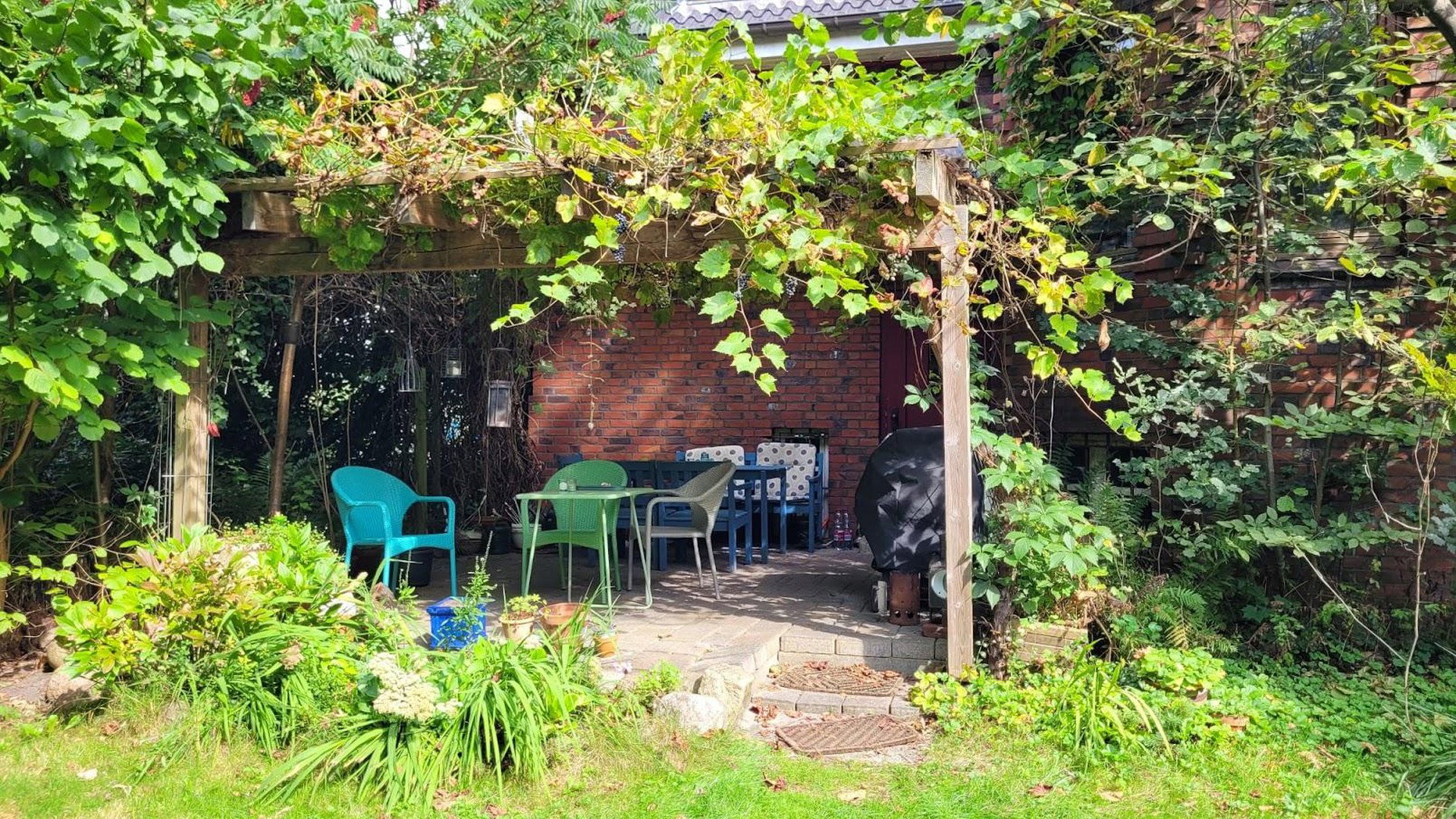 Foto 2 von 12 — Grüne Oase in urbaner Lage in Hamburg Niendorf - 960 m2 direkt an der U2 (ohne Makler)
