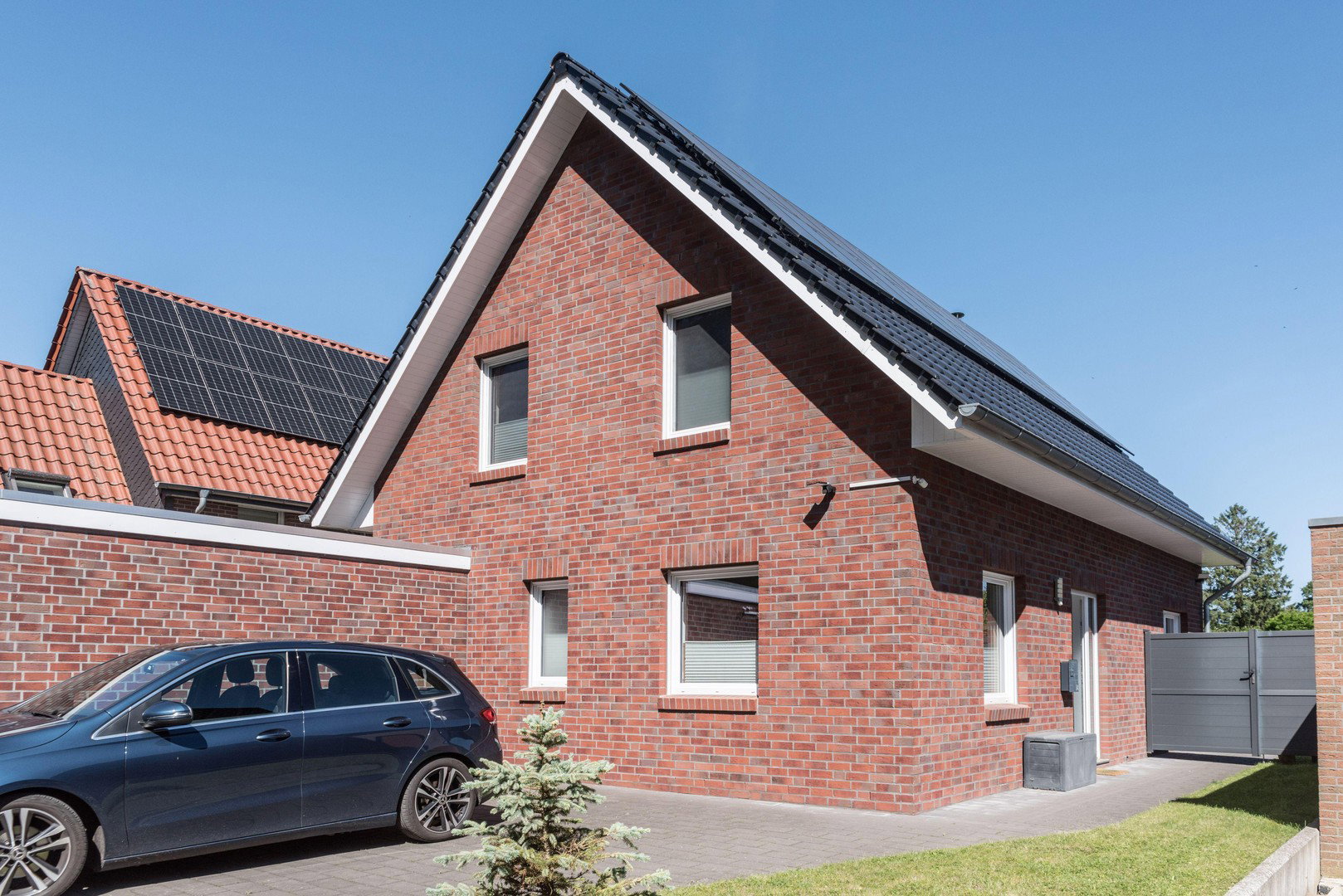 Foto 1 von 12 — Schönes freistehendes Einfamilienhaus in idyllischer Lage in Bremen Alt-Osterholz