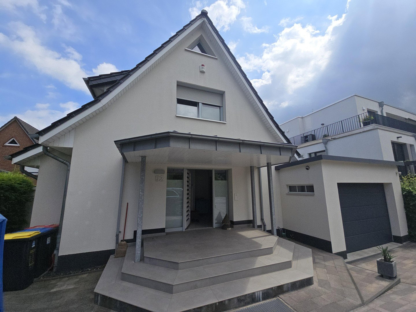 Foto 2 von 12 — Preisreduzierung!! Großzügiges Einfamilienhaus mit Pool