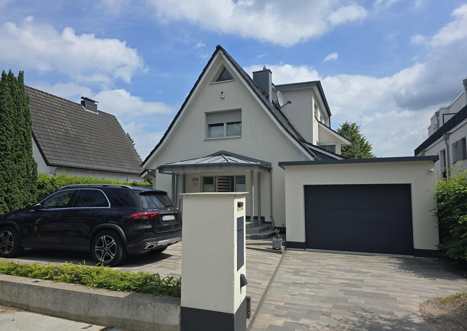 Foto 1 von 12 — Preisreduzierung!! Großzügiges Einfamilienhaus mit Pool