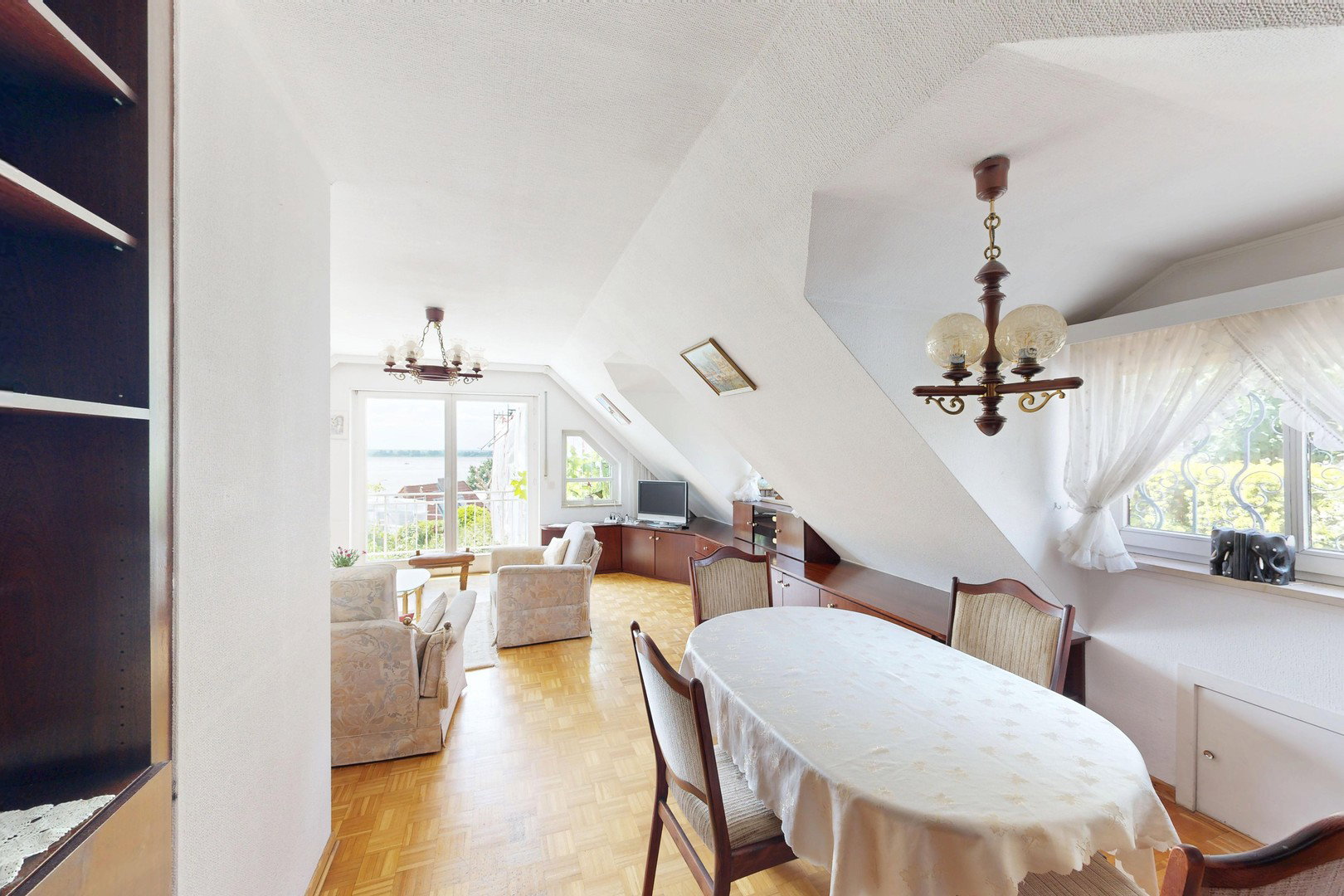 Foto 9 von 12 — Einzigartiges Einfamilienhaus im Blankeneser Treppenviertel mit Elbblick und Garten