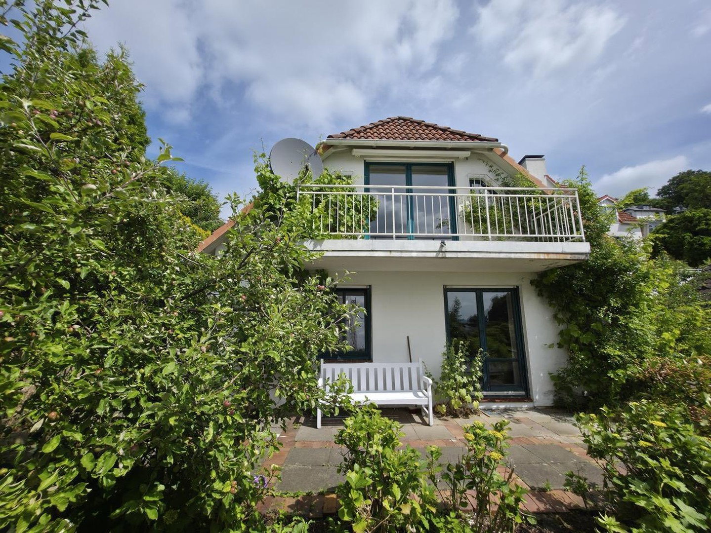 Foto 2 von 12 — Einzigartiges Einfamilienhaus im Blankeneser Treppenviertel mit Elbblick und Garten