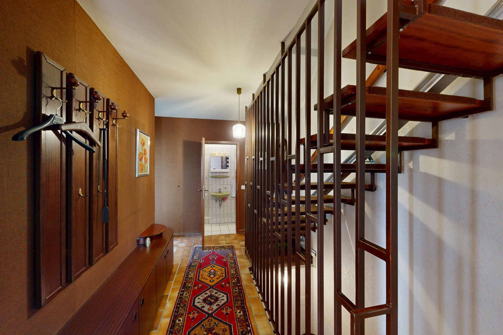 Foto 4 von 12 — Einzigartiges Einfamilienhaus im Blankeneser Treppenviertel mit Elbblick und Garten